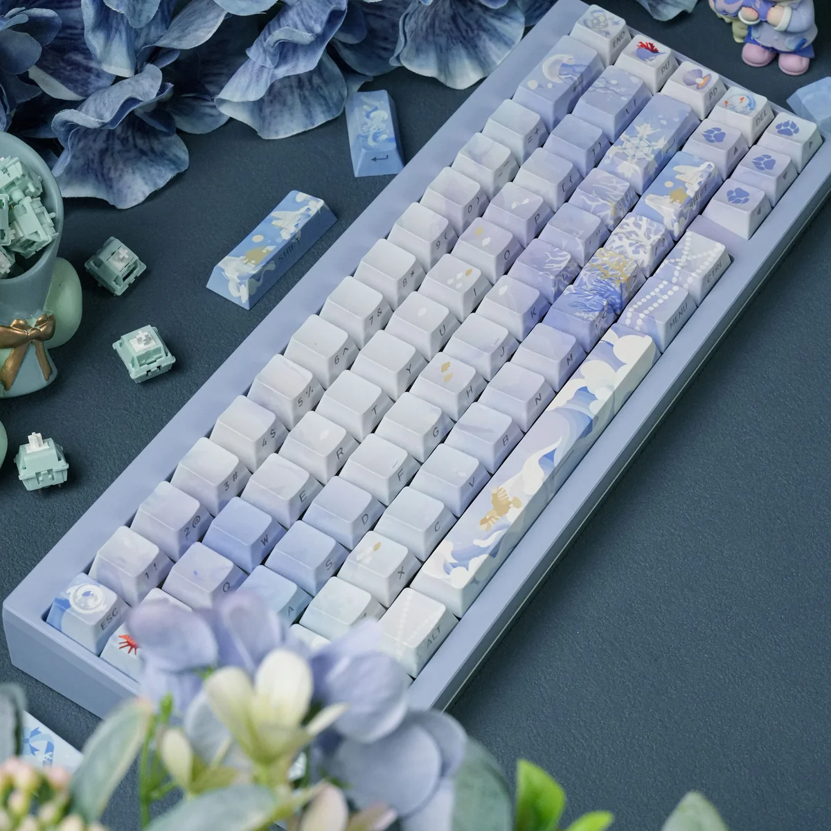 Detailed shot of JX3 Penglai novelty keycaps, featuring unique Penglai realm art.