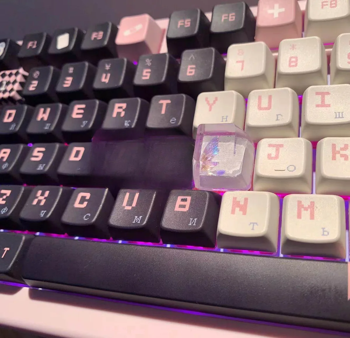 Minimalist mechanical keyboard setup with Ethereal Wind artisan keycap