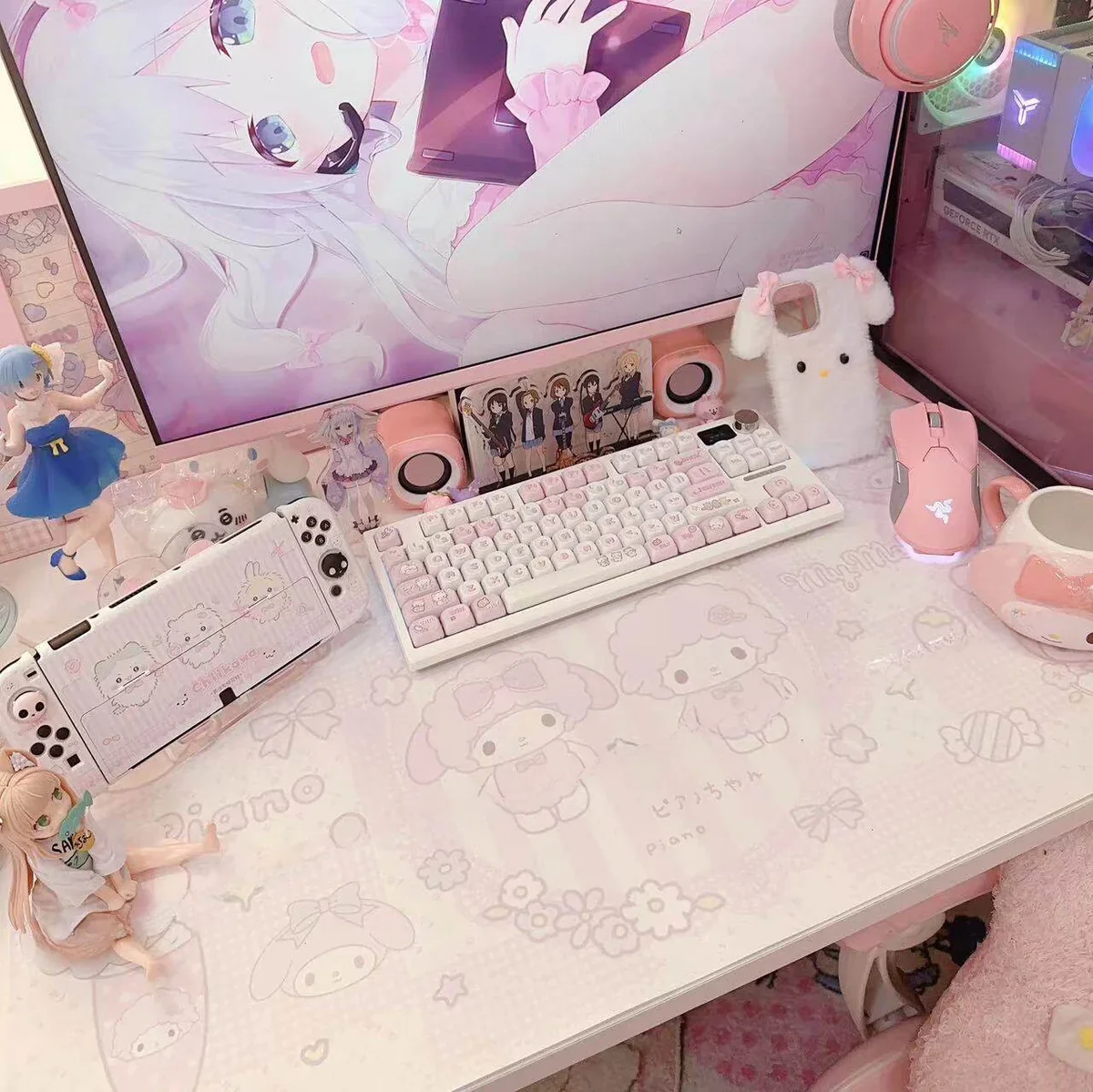 My Melody & Piano Desk Mat on mechanical keyboard