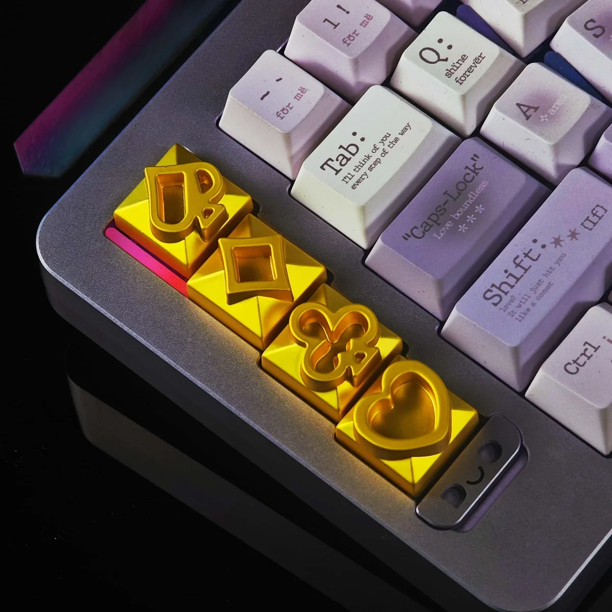 Top-down perspective of the 1u Poker Suits Keycap, showcasing its OEM R4 profile.