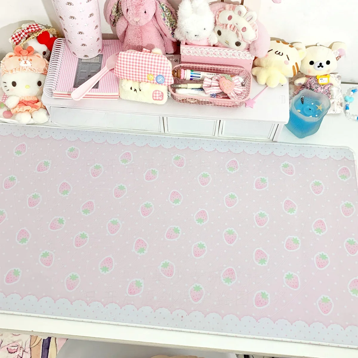 Strawberry Desk Mat layout compatibility display