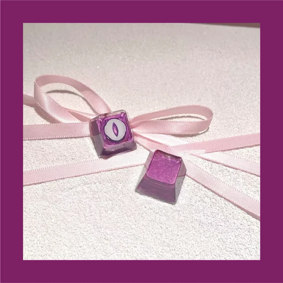 Detail shot of Reyna Leer keycap mounted on an MX switch