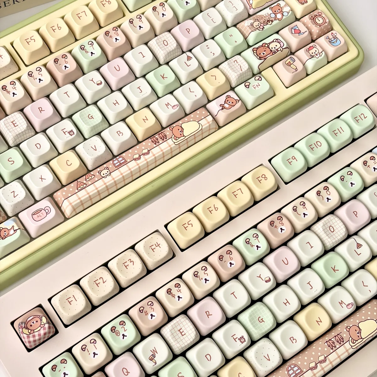 Close-up of Rilakkuma and Kaoru Rilakkuma Keycap Set. Rilakkuma highlighting details and finish
