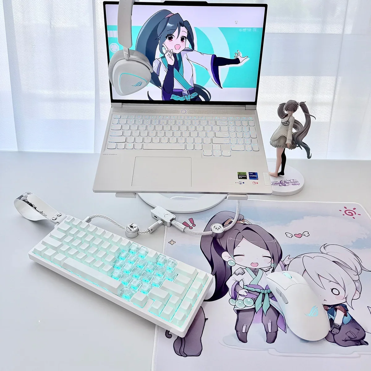 Side view highlighting the Mouse Pad design