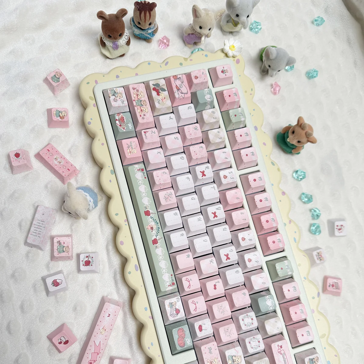 Layout compatibility showcasing the full 129-key Picnic Bear Keycap Set with various novelty keys.