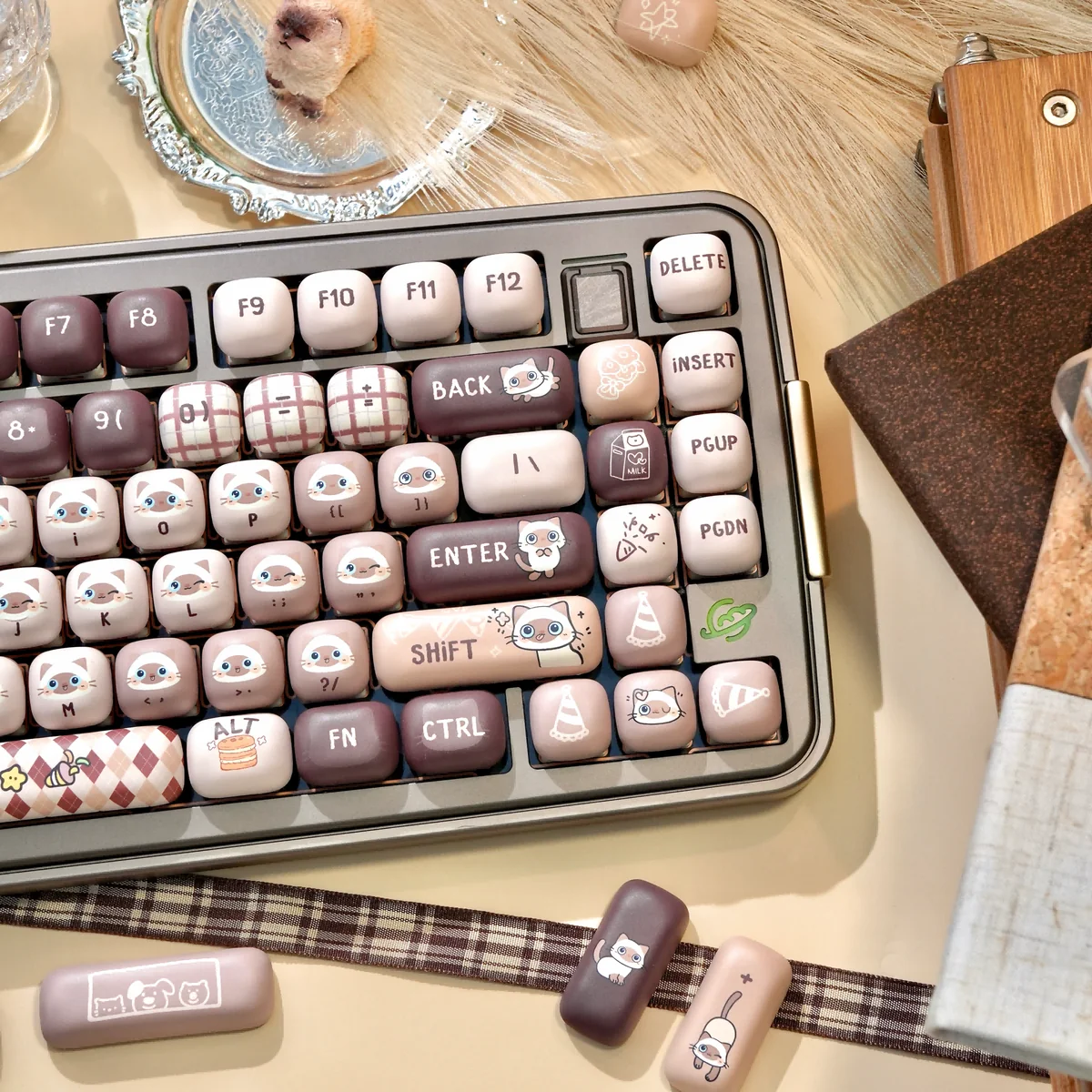 Texture and feel of the durable Dye-Sub PBT material of the Siamese Cat keycaps