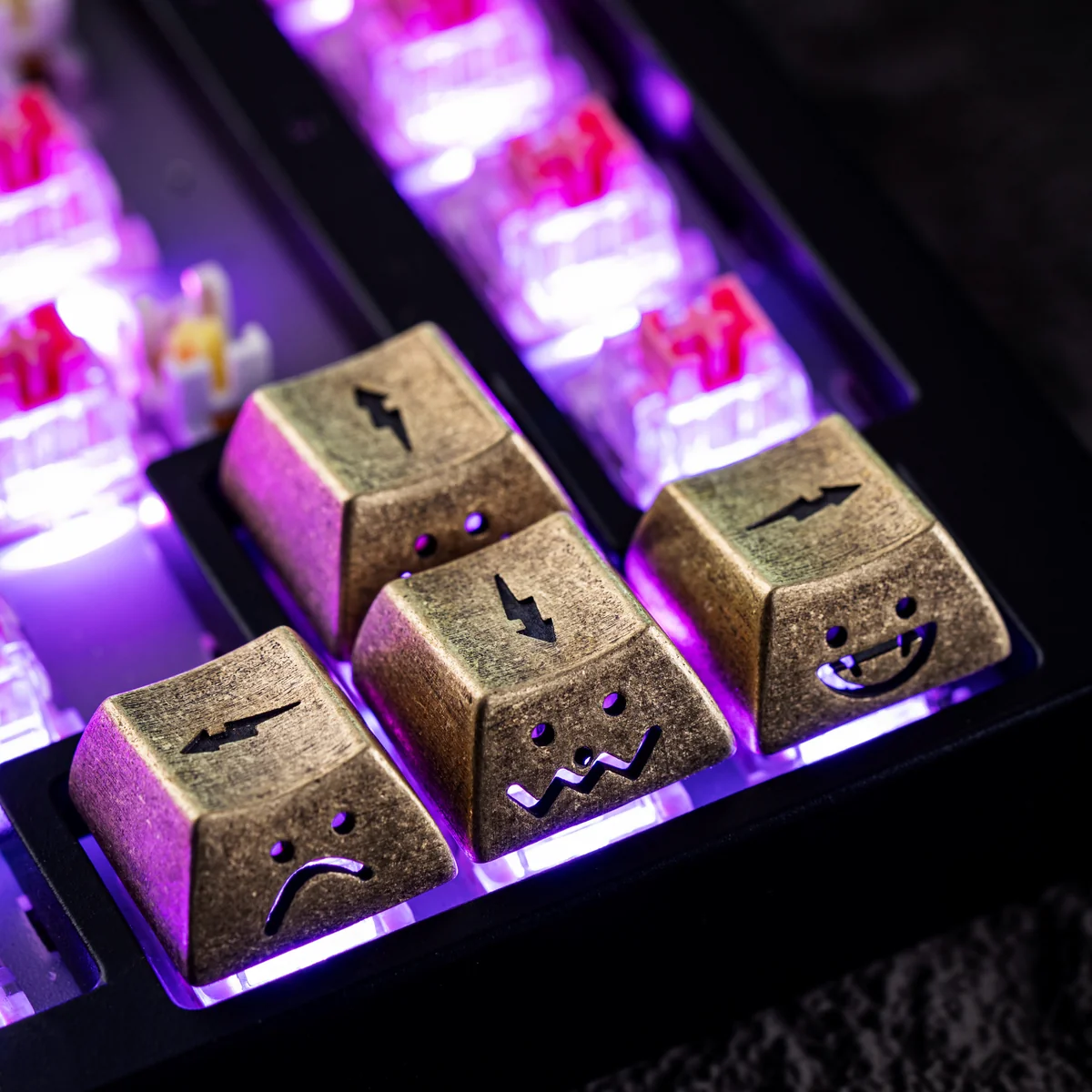Luminous effect of the Copper lightning keycap shining with keyboard RGB backlight