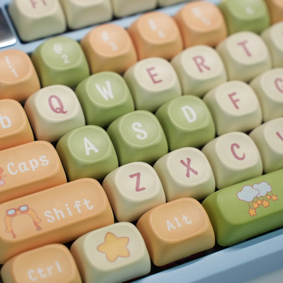 Side profile of Pig Pilot MOA Keycap Adorable Pig Pilot PBT MOA showing keycap set shape and fit
