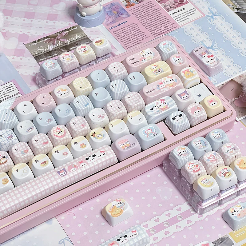 Sanrio character keycaps on a white mechanical keyboard, showcasing the aesthetic.