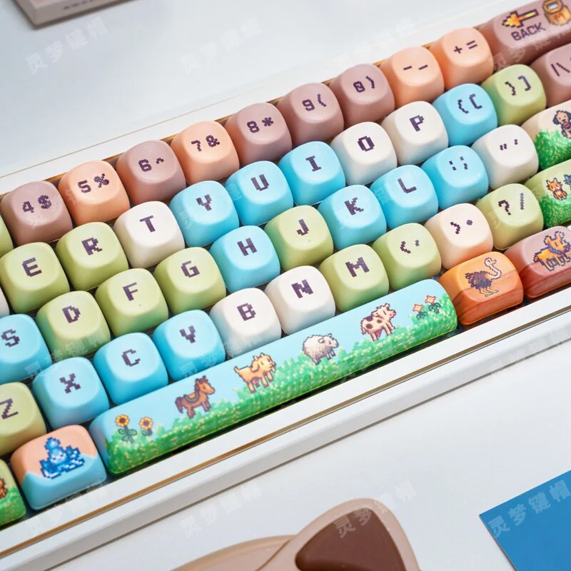 Side profile of Stardew Valley Pixel Art Stardew Valley Pixel Art showing keycap set shape and fit