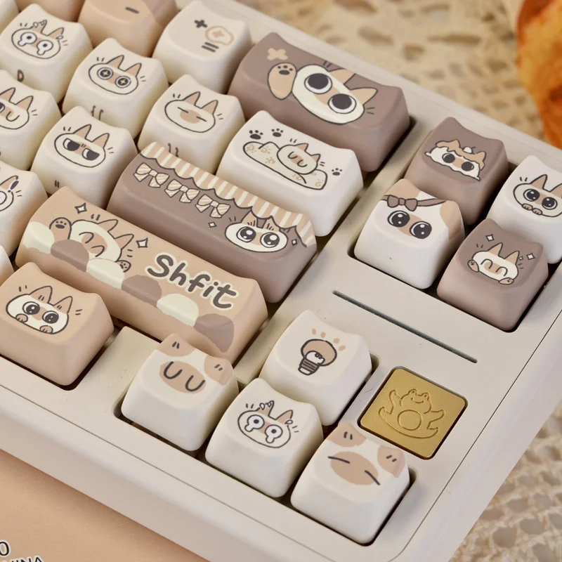 Full layout view of the 132-key Siamese Cat Azukisan PBT set, highlighting all keycaps and their stylized cat motifs.