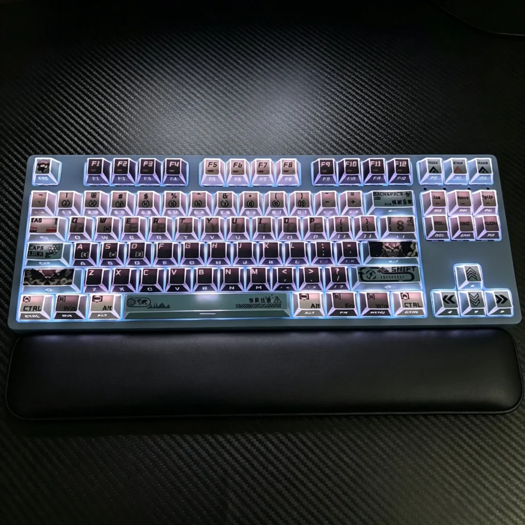 Comparison of Kaiju No. 8 keycaps with and without backlighting active