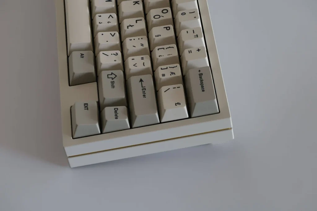 Side profile of Retro SAW Cherry Keycap Premium PBT Retro Design showing keycap set shape and fit